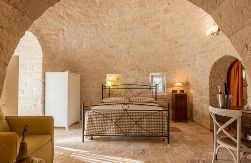 Noci Villa | Trulli Flora, ubicada entre una espléndida piscina de agua salada y las colinas de Barsento