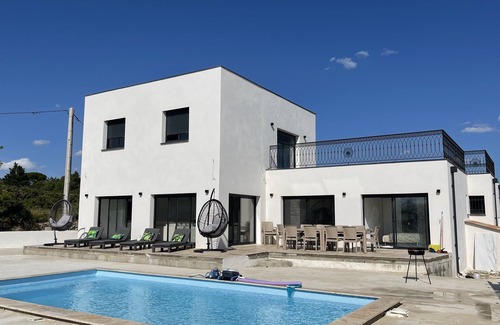 Bagnols-sur-Ceze Villa | Magnificent Villa with Swimming Pool