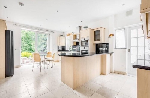 Plaistow and Sundridge Villa | Magnificent villa. 5/6 bedr with large garden.12 min to Central London by train