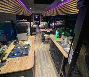 Saint-Usage Otro | Magnifique bus insolite avec jacuzzi