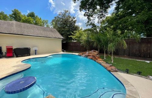 Humble Casa | MAGNITO Mini-Mansion at IAH with pool & gym