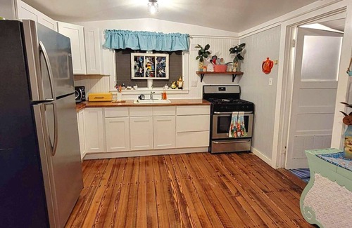 Foley Casa | Magnolia Gnomes and Gardens, Large Fenced yard and Pets Stay Free!!