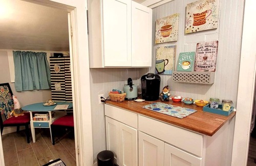 Foley Casa | Magnolia Gnomes and Gardens, Large Fenced yard and Pets Stay Free!!