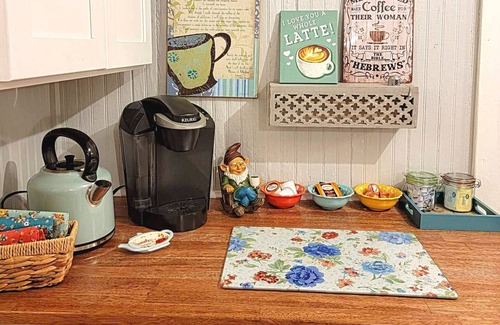 Foley Casa | Magnolia Gnomes and Gardens, Large Fenced yard and Pets Stay Free!!