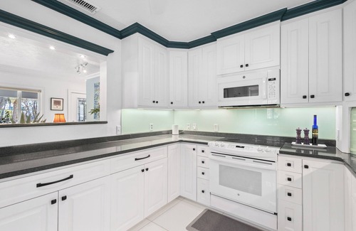 Longbeach Village Casa | Magnolia Home in Longboat Key by RVA