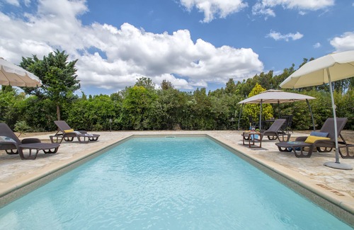 Alghero Villa | MAGNOLIA - IL CASALE DEL SOLE: villa with swimming pool surrounded by greenery