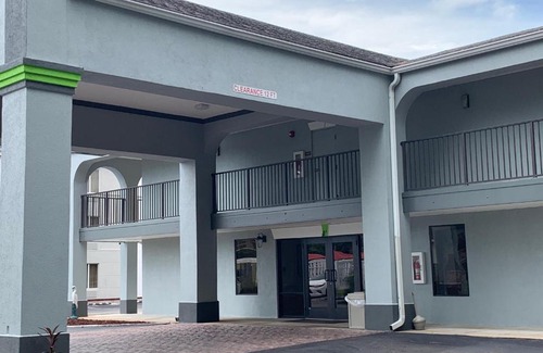 Kingsland Hotel | Magnolia Inn Extended Stay of Kingsland - New 2024 - Book a Kitchen Room - 12 Noon Check Out - Sleep In Late - Better Sleep - Ultra Sparkling - Pool open until until 4AM - Stay and Save Today - 24 Hour Front Desk - Premium Coffee Bar - Award Winning Inn