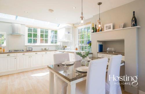 Sunninghill Casa | Magnolia Lodge - 4 Beds Fabulous Garden Parking