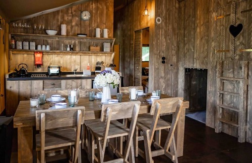 Kingsbridge Cabina | Magnolia Lodge @ Lower Coombe Royal with Hot Tub