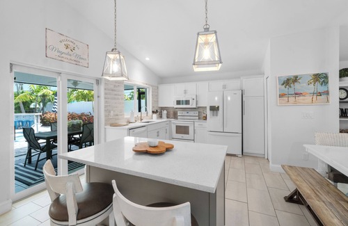 Naples Park Casa | 🏖️Magnolia Manor - Heated Pool - Close to Beach!