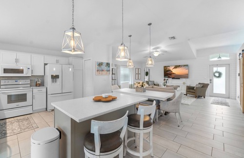 Naples Park Casa | 🏖️Magnolia Manor - Heated Pool - Close to Beach!
