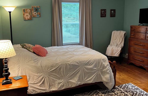 Columbia Cama Y Desayuno | Magnolia Mid-Century on Bigby Creek. Cozy retro style close to everything.
