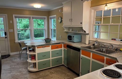 Columbia Cama Y Desayuno | Magnolia Mid-Century on Bigby Creek. Cozy retro style close to everything.