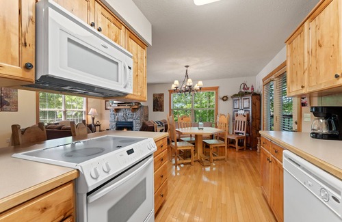 Reeds Spring Cabina | Magnolia Moon 1 Bedroom Cabin by RedAwning