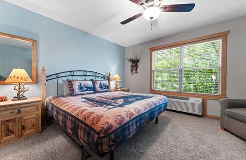 Reeds Spring Cabina | Magnolia Moon 1 Bedroom Cabin by RedAwning