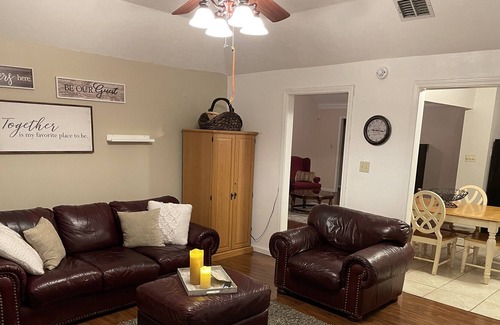 Shreveport Casa | Magnolia Retreat - full size home nestled in quiet community near the interstate