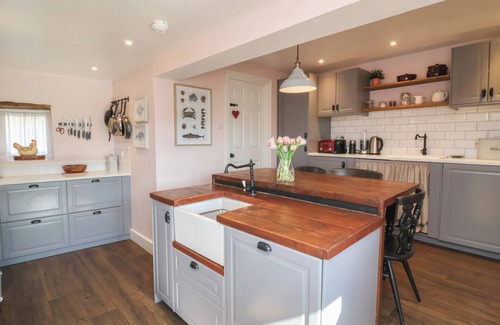 Barnstaple Casa | MAGNOLIA VIEW, pet friendly, character holiday cottage in Barnstaple