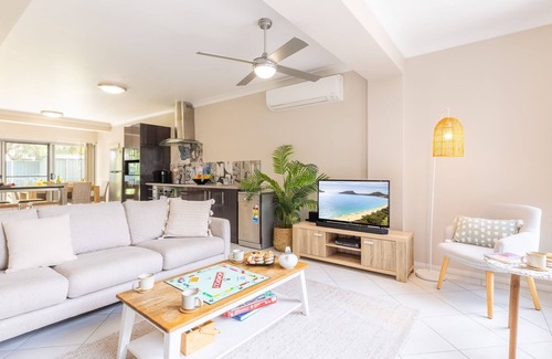 Fingal Bay Casa | Magnolias, 6 Marine Dr - air con, linen and Wi-Fi