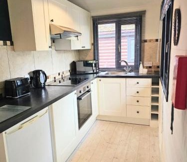 Warminster Chalet De Esquí | Magpie 1 Hot Tub HuntersMoon-Warminster-Bath-Wiltshire