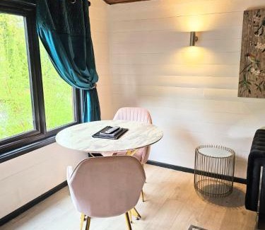 Warminster Chalet De Esquí | Magpie 1 Hot Tub HuntersMoon-Warminster-Bath-Wiltshire