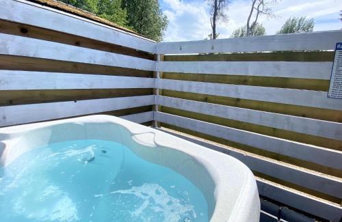 Warminster Casa | Magpie 4 Hot Tub Huntersmoon-Warminster-Bath-Salisbury