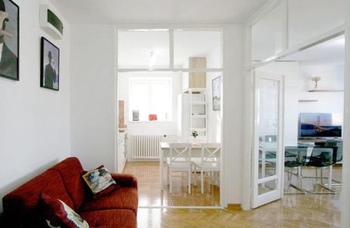 Leon Apartamento | Magritte Business grade comfortable apartment.