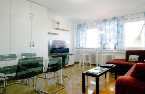 Leon Apartamento | Magritte Business grade comfortable apartment.