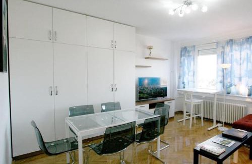 Leon Apartamento | Magritte Business grade comfortable apartment.