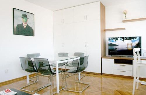 Leon Apartamento | Magritte Business grade comfortable apartment.