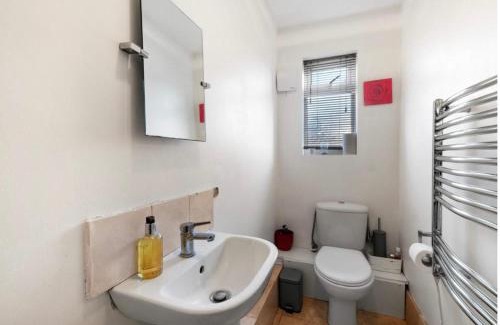 Maidenhead Casa | Maidenhead 4Bed and 2BA with Parking