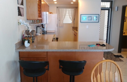 Maili Condominio | Maili Cove Beachfront Get Away: piscina, mar y puestas de sol