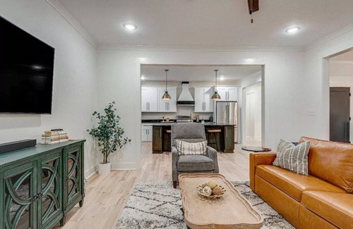 Dickson Casa | *Main&Broad* Elegant 4 bedroom Downtown w/parking