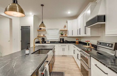 Dickson Casa | *Main&Broad* Elegant 4 bedroom Downtown w/parking