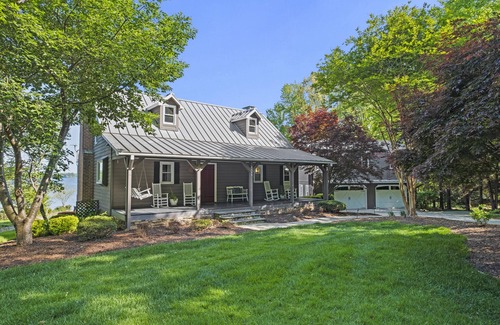 Sherrills Ford Casa | Main Channel Lake Home w/Hot Tub