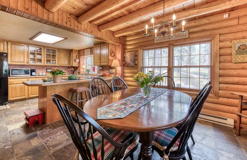 Grantsdale Cabina | Main & Guest Cabin on 3 Acres in Woods with Pond