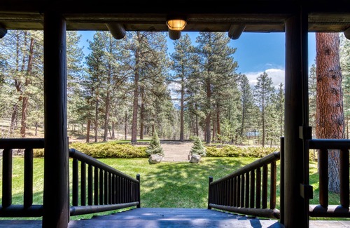 Grantsdale Cabina | Main & Guest Cabin on 3 Acres in Woods with Pond