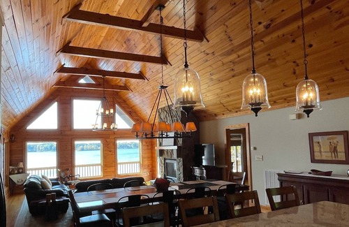 Henrico Casa | MAIN LAKE! 4BR/4B Gorgeous log home with deep water, Amazing Views & WiFi