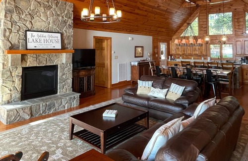 Henrico Casa | MAIN LAKE! 4BR/4B Gorgeous log home with deep water, Amazing Views & WiFi