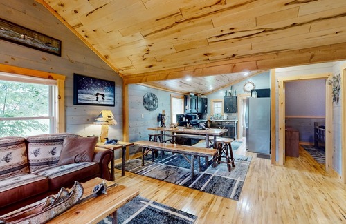 Mercer Casa | Main Level Cozy Home, Conveniently located near downtown by Lakes & Trails.