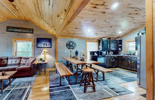 Mercer Casa | Main Level Cozy Home, Conveniently located near downtown by Lakes & Trails.