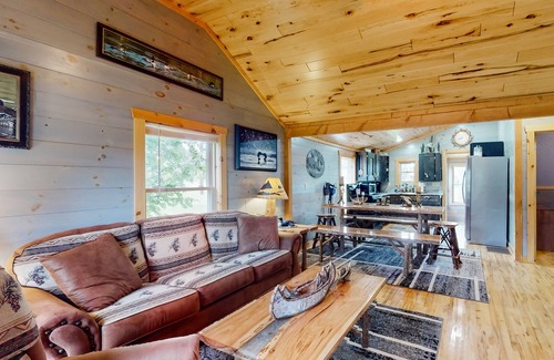 Mercer Casa | Main Level Cozy Home, Conveniently located near downtown by Lakes & Trails.