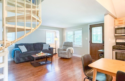 Delavan Lake Cabaña | Main Level King Suite! 1 block to Lake Access! Cozy Cottage