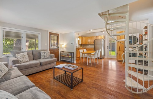 Delavan Lake Cabaña | Main Level King Suite! 1 block to Lake Access! Cozy Cottage
