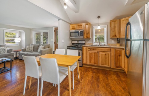 Delavan Lake Cabaña | Main Level King Suite! 1 block to Lake Access! Cozy Cottage