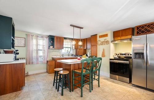 Meredith Casa | Main St Location | Pets, Fenced Side Yard | Walk to Church Landing, Lake Winnipesaukee and Shops in minutes | BankNH Pavilion