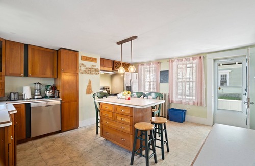Meredith Casa | Main St Location | Pets, Fenced Side Yard | Walk to Church Landing, Lake Winnipesaukee and Shops in minutes | BankNH Pavilion