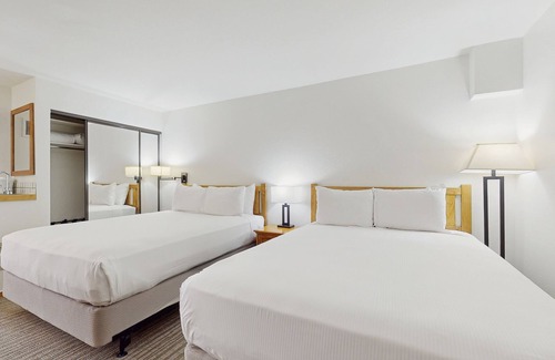 West End Cabina | Main St. studio - pool & hot tub - walk to lifts, dog-friendly, third floor