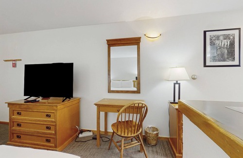 West End Cabina | Main St. studio - pool & hot tub - walk to lifts, dog-friendly, third floor