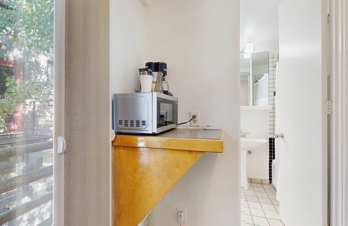 West End Cabina | Main St. studio - pool & hot tub - walk to lifts, dog-friendly, third floor