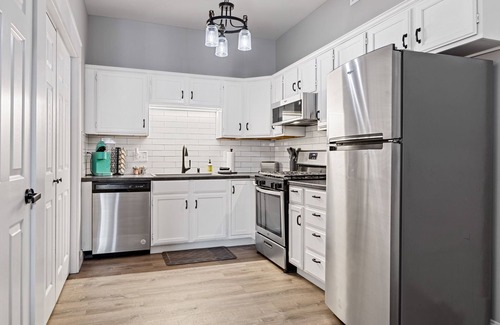 St. Charles Apartamento | Main Street Balcony Apartment by StayLage!